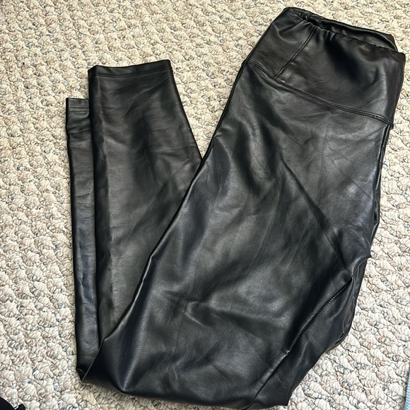 Vegan Leather leggings - Picture 2 of 4
